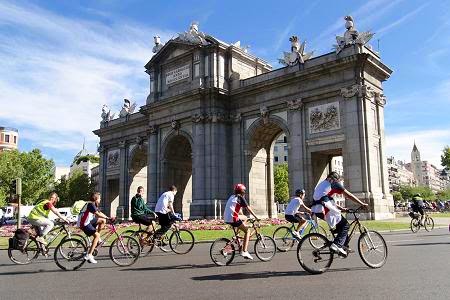 La bicicletada a su paso por la Puerta de Alcalá